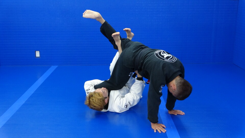 シングルレッグXガードからのサドルロックスイープ | トライフォース