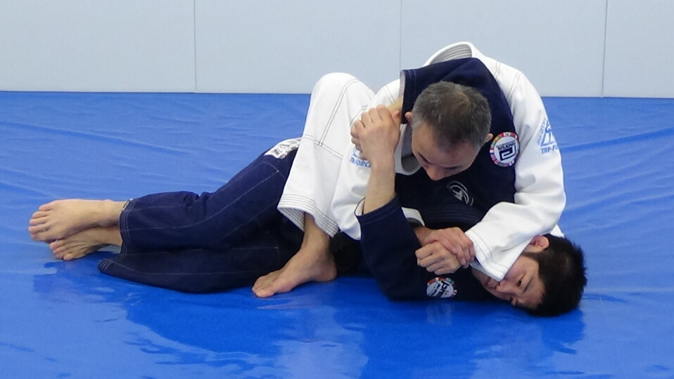 2. Head scissors (armlock finish) | トライフォース柔術オンライントレーニング Tri-force BJJ ...